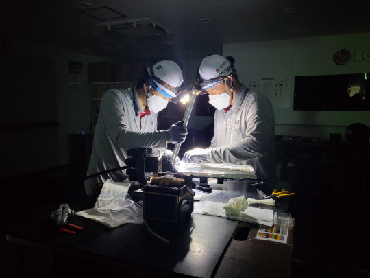 LG유플러스 대전 R&D센터 품질안전 종합훈련센터에서 직원들이 야간 상황에 대비해 광케이블 복구 훈련을 진행하고 있다. 김나인 기자